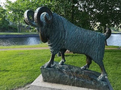 オラヴィ城の黒い雄羊像_Olavinlinna black ramの画像